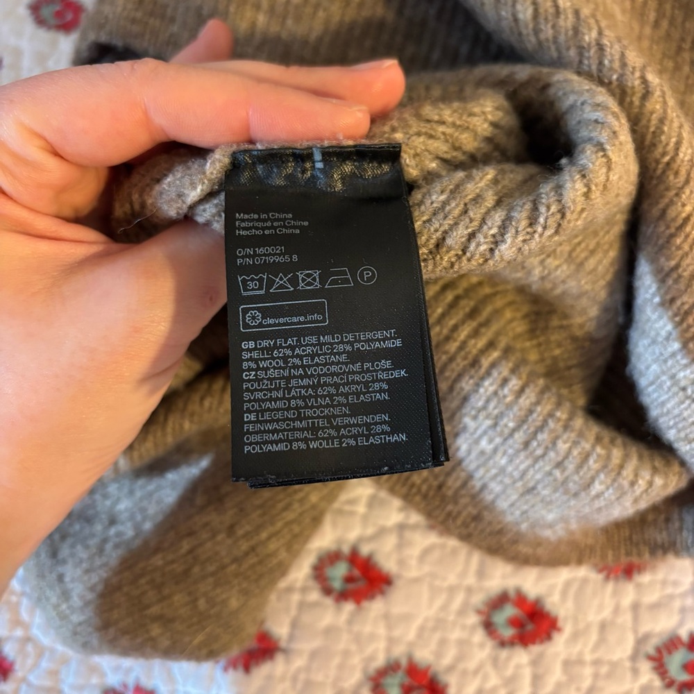 H&M premium wool blend V-neck sweater - Picture 6 of 11